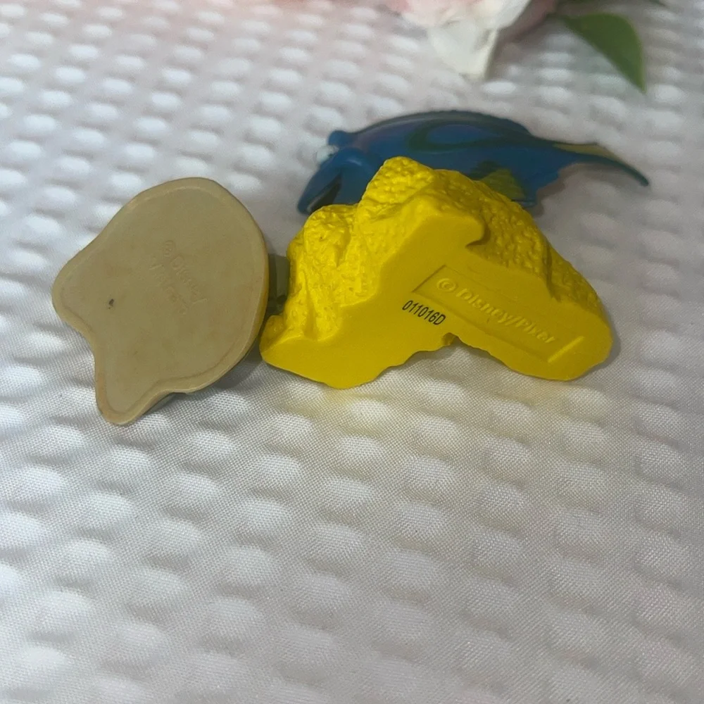 Disney Pixar Finding Nemo Dory Blue Fish Yellow Coral PVC Figure or Cake Topper